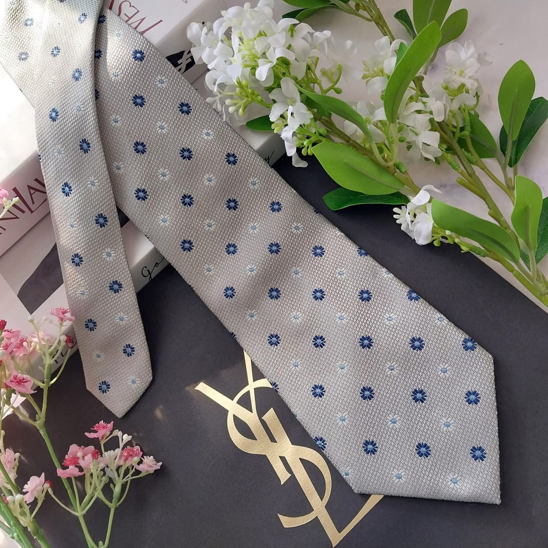 입생로랑 실크  플라워 자카드 넥타이 9.7cm A등급 k1971
 상품이미지2