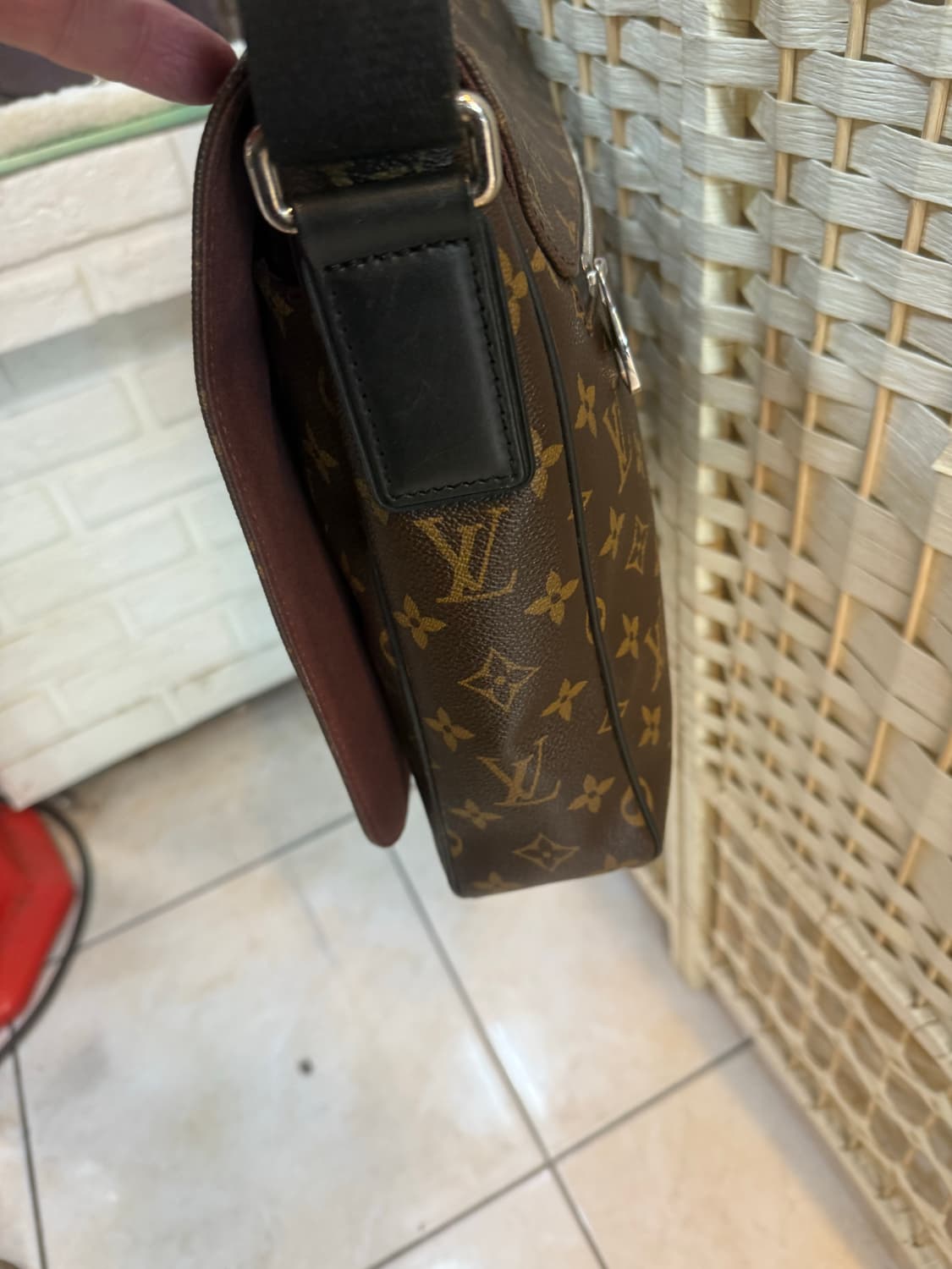 정품 루이비통 디스트릭트 메신저백 팝니다 상품이미지3