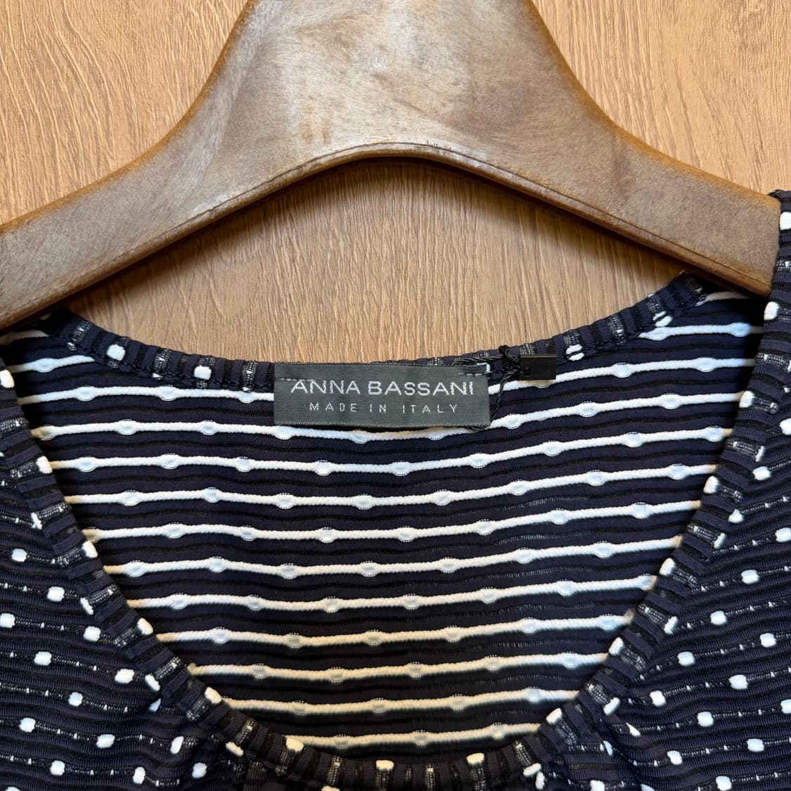 빈티지 라운드넥 반팔 티셔츠 도트 패턴 넥 셔링 디테일 네이비 상품이미지5