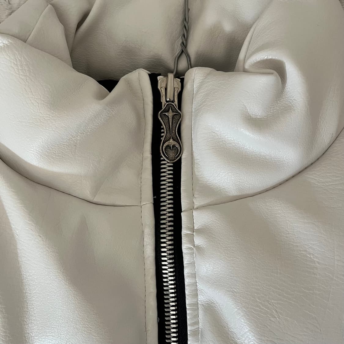 초판 [1] 떠그클럽 패딩 레더 퍼퍼 자켓 화이트 상품이미지4