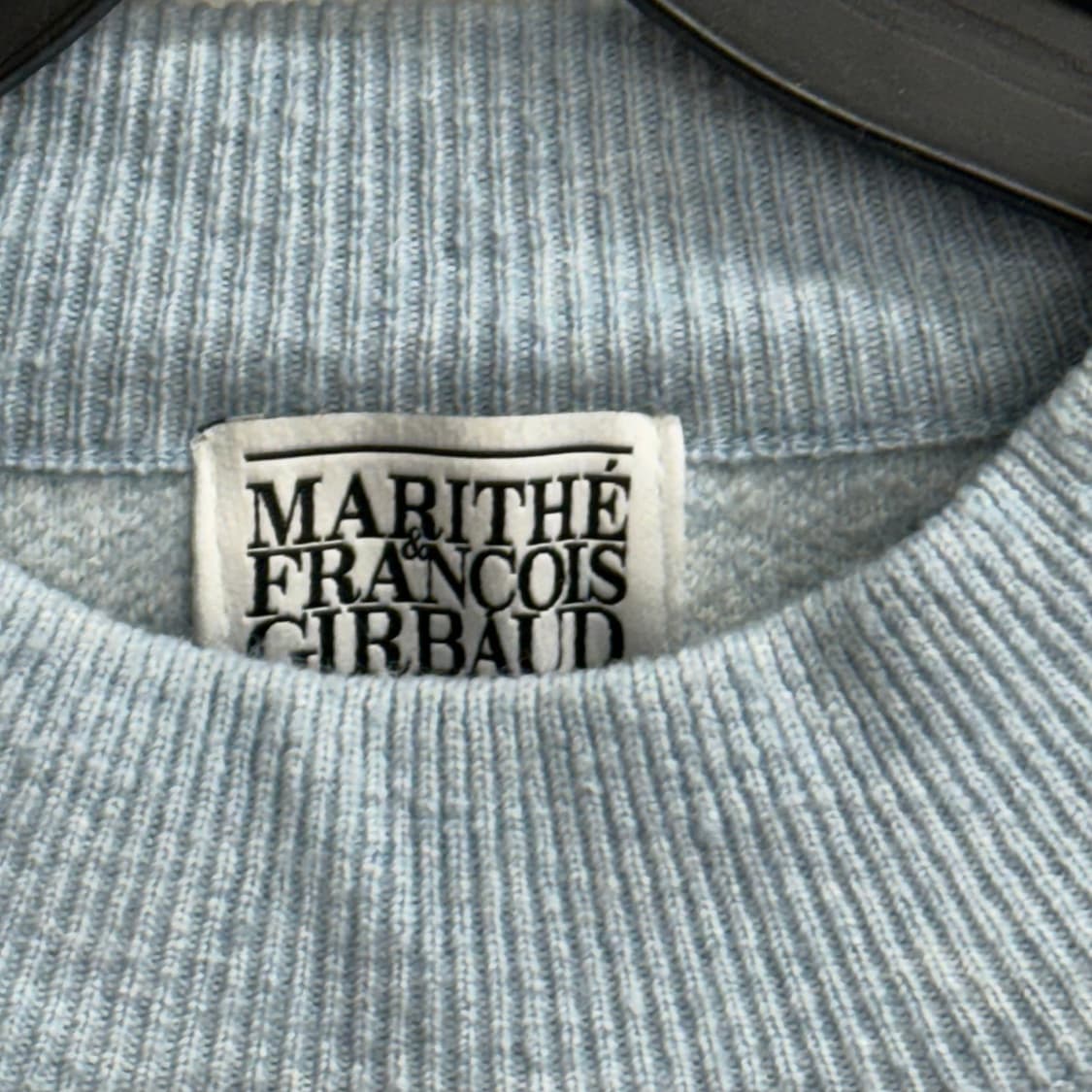 마리떼프랑소와저버 로고 프린팅 스카이블루 크롭 니트 상품이미지2