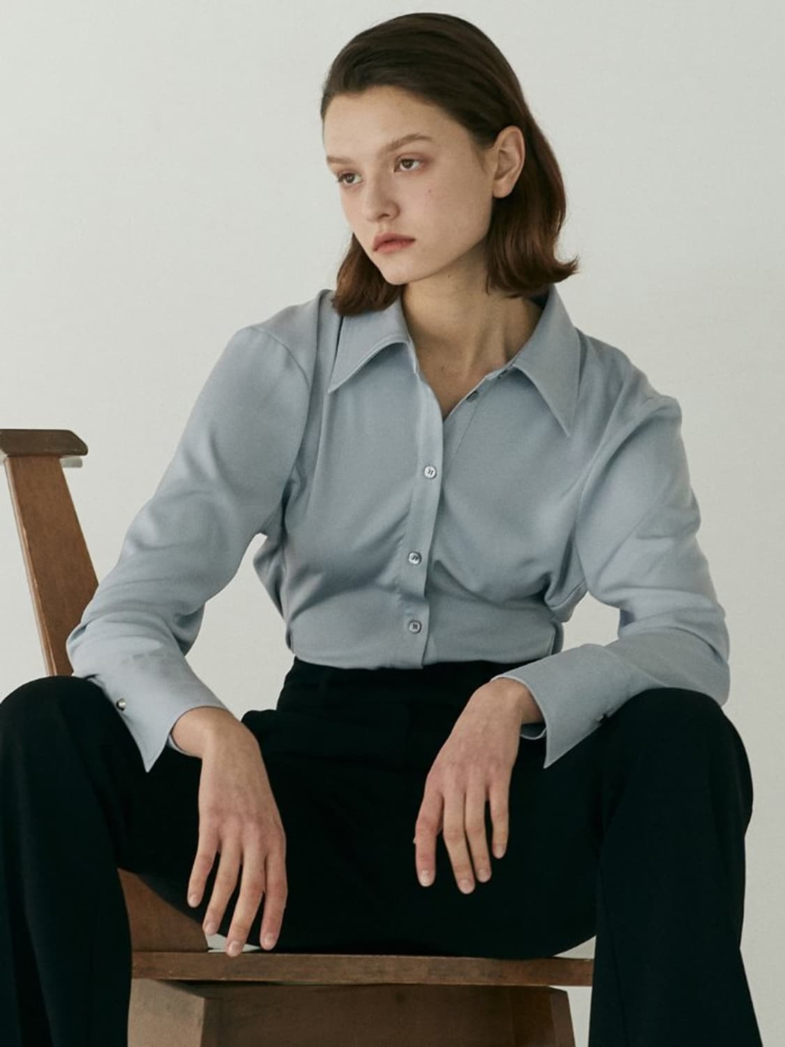 우이(OUIE) 오버숄더 슬림 셔츠 아이스블루 상품이미지1