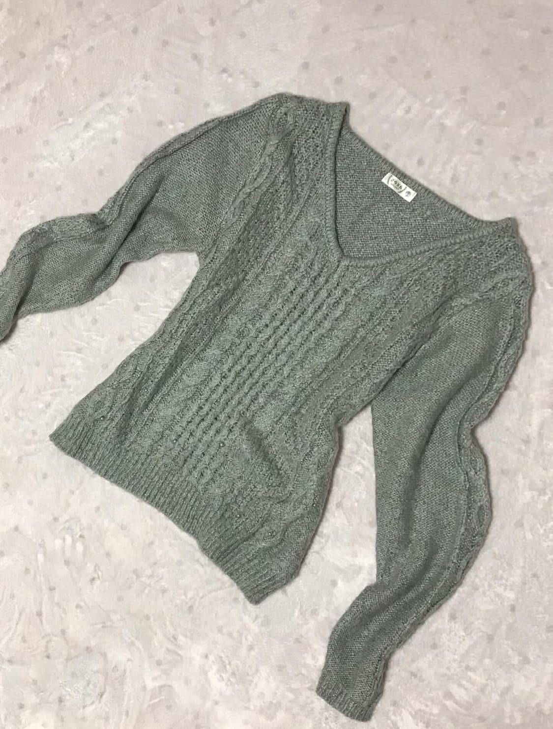 엑시즈팜 진주 디테일 브이넥 니트 상품이미지1