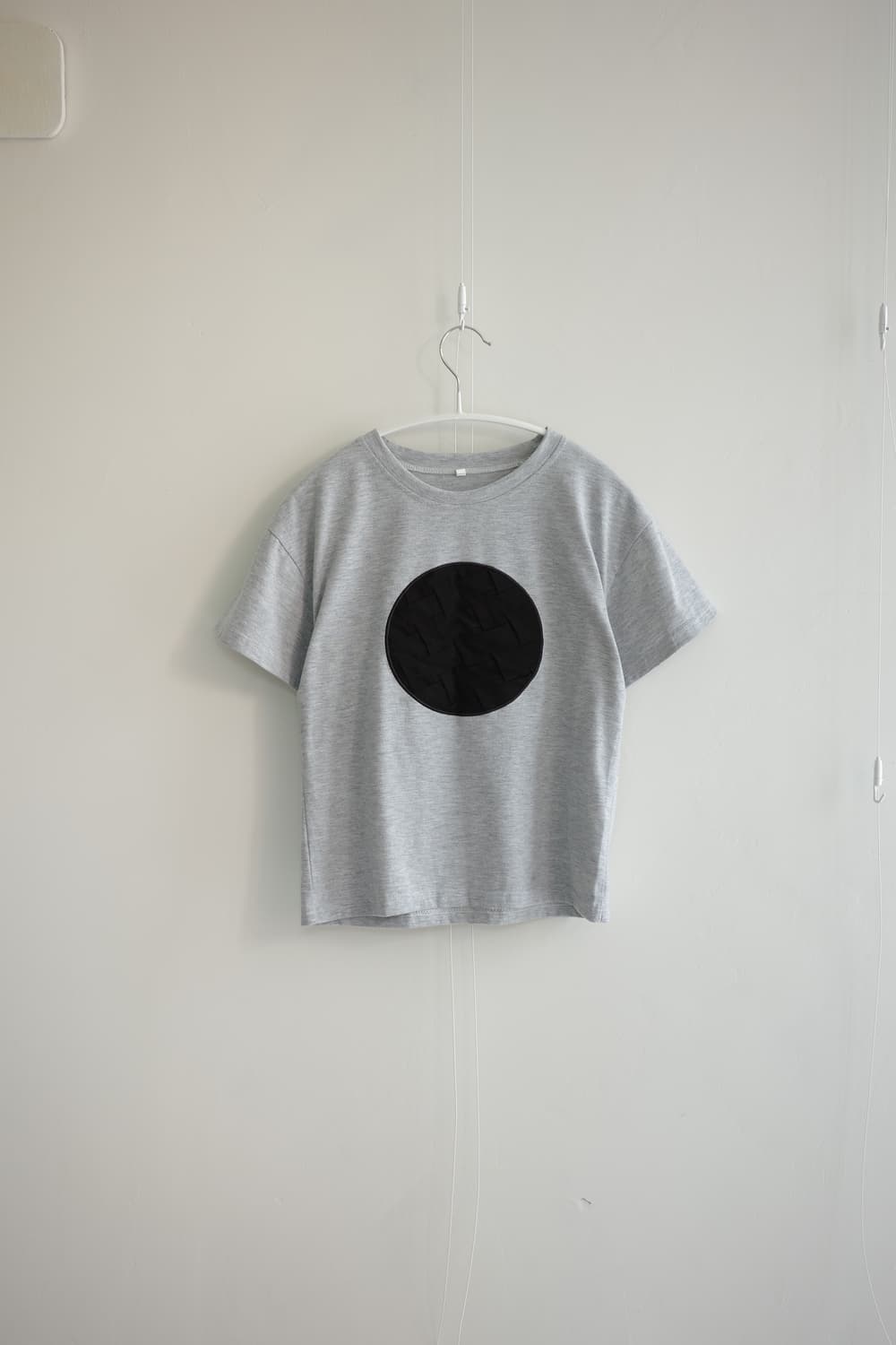 Minimal grey big-dot graphic tee 상품이미지4