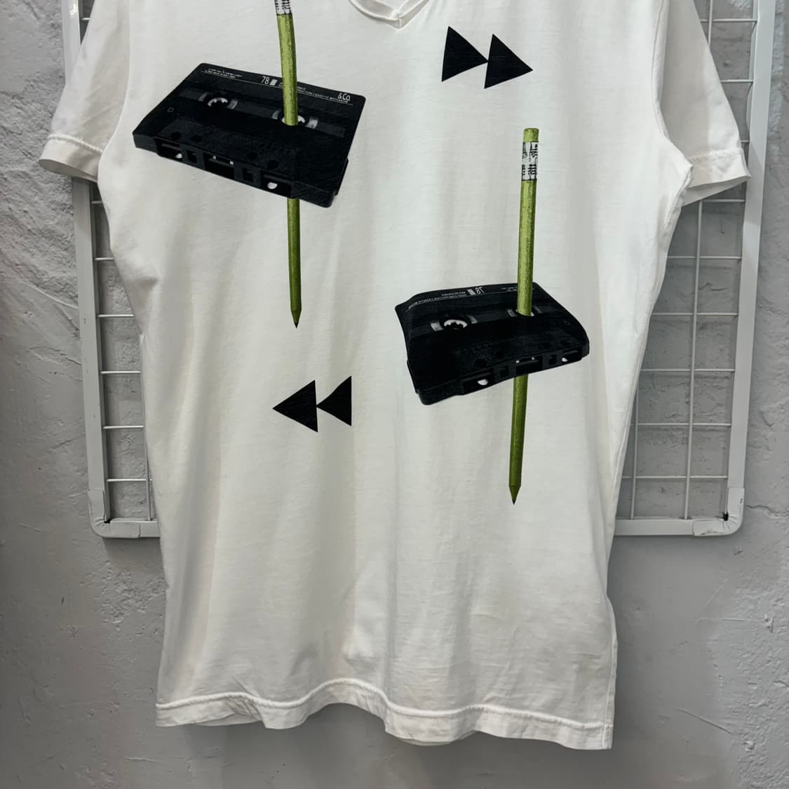 디젤 레트로 카세트 테이프 프린팅 브이넥 반팔 티셔츠 XL 상품이미지4