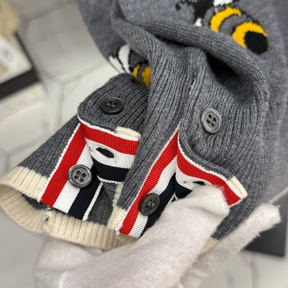 [3] 톰브라운 사선완장 버드앤비 가디건 상품이미지4