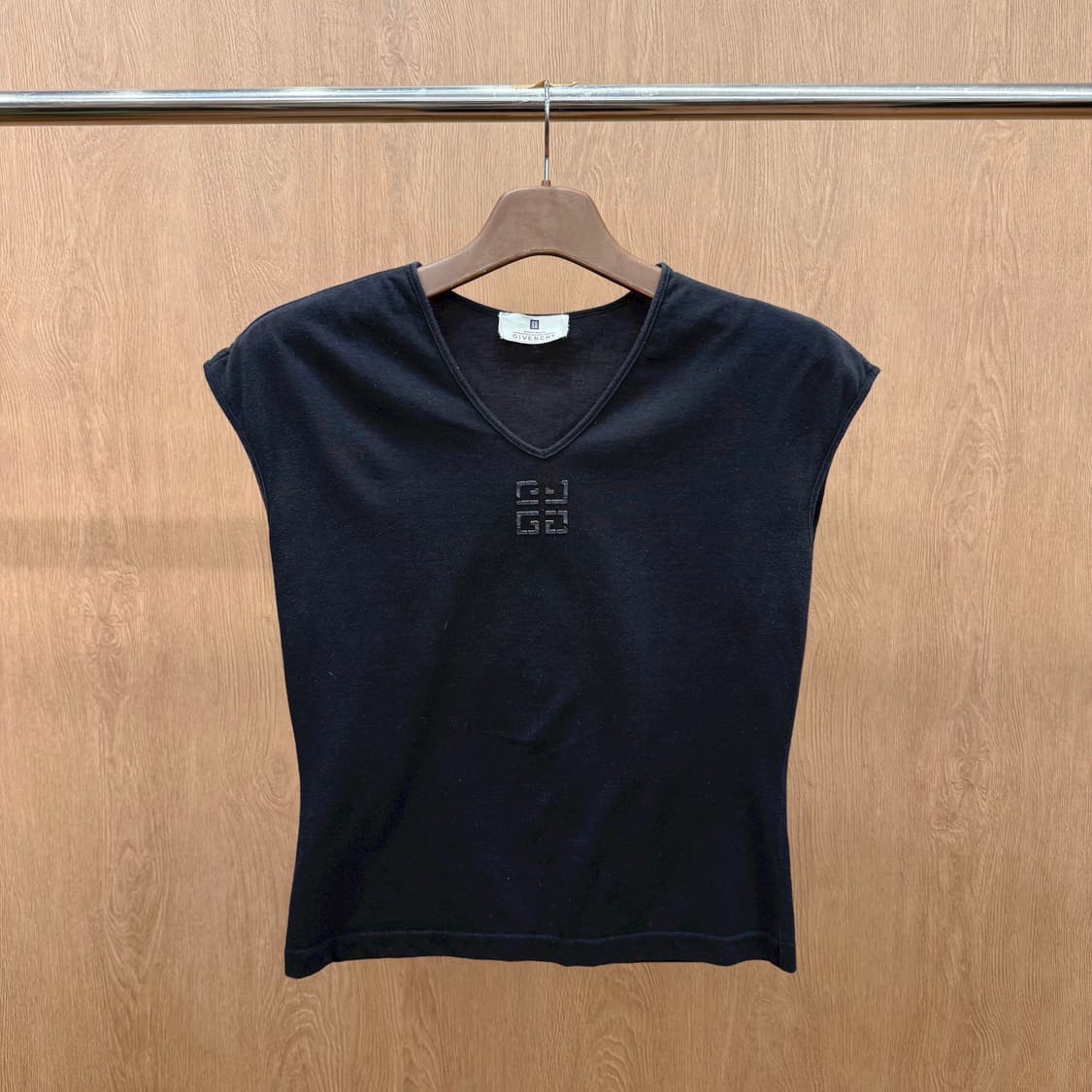 지방시 부티크 로고 브이넥 반팔 슬리브리스 로고 프린팅 디테일 블랙 상품이미지2