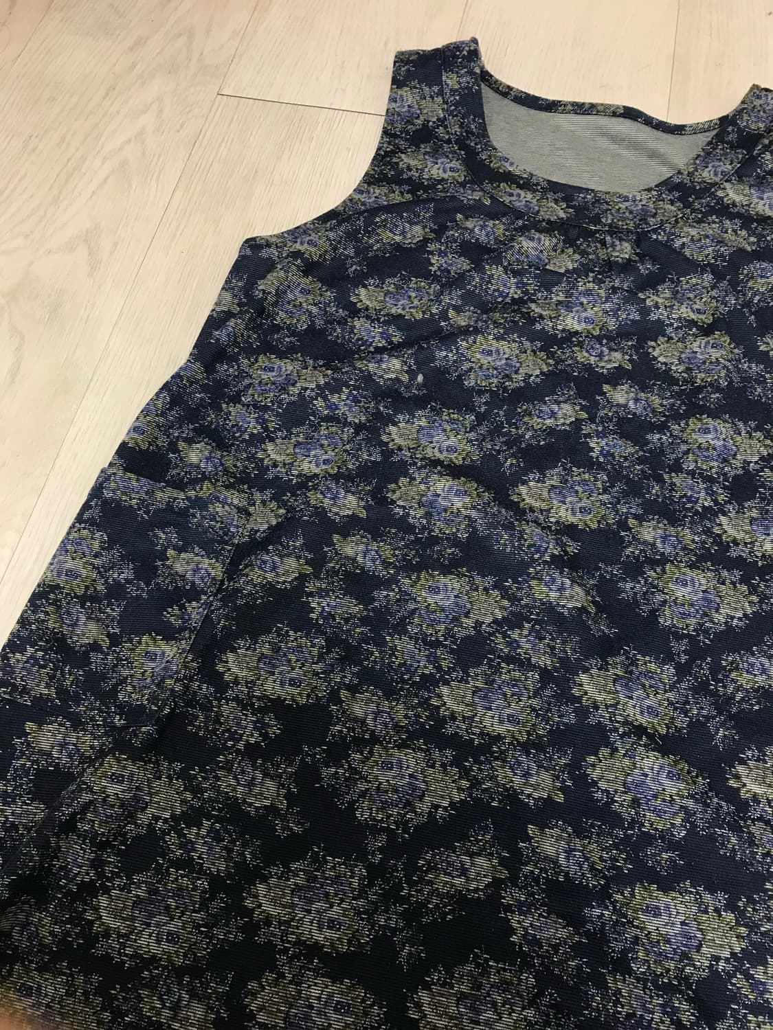 네이비 꽃무늬 라운드 나시 원피스 Navy floral one-piece 상품이미지4