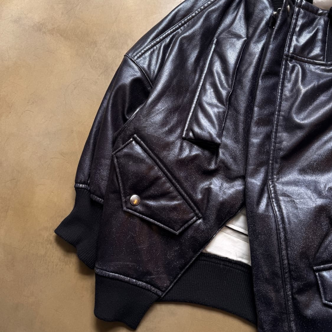 2019 런웨이 꼼데가르송 트리콧 페이크레더 봄버 자켓 상품이미지3