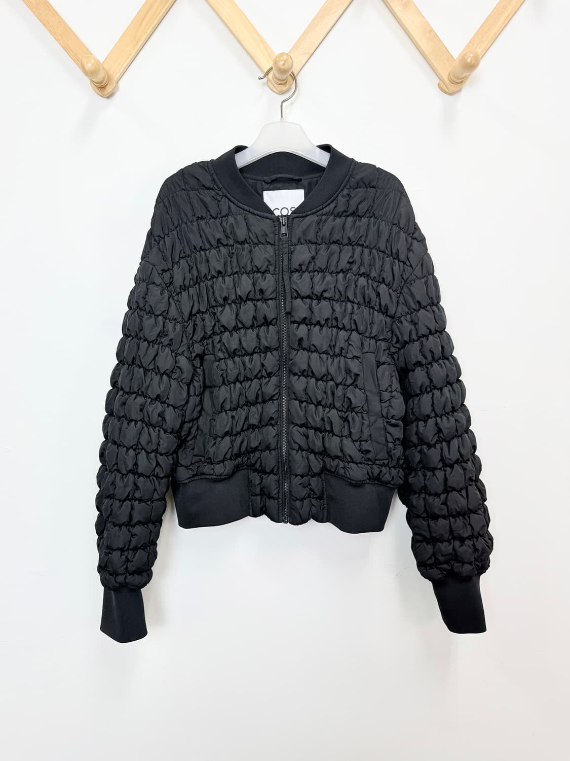 코스 COS 블랙 퀼티드 봄버 자켓  상품이미지4