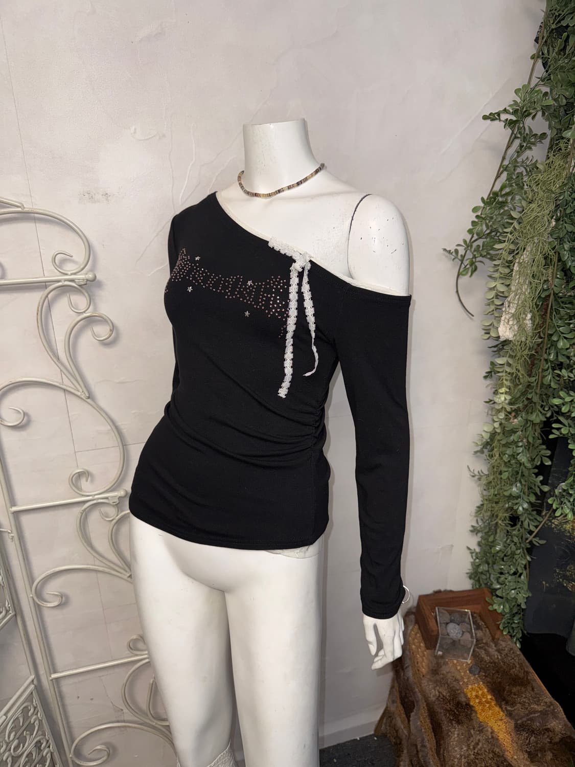 Black y2k cubic ribbon 언발 오프숄더 티셔츠 상품이미지1