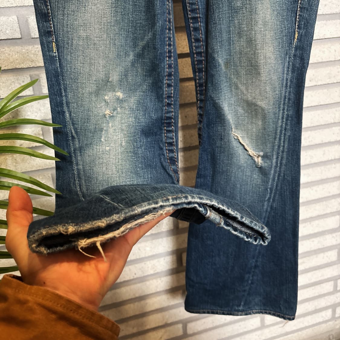 트루릴리전 Y2K 데미지 부츠컷 데님팬츠 플랩포켓 디테일 에이징인디고 상품이미지5