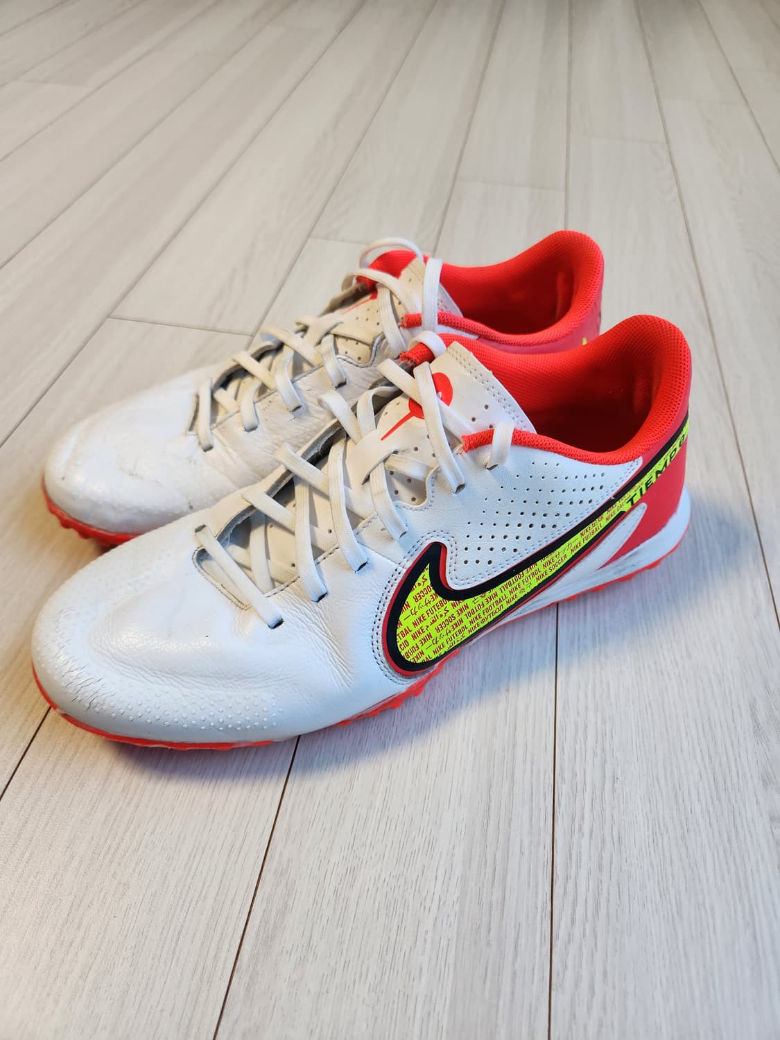 나이키 티엠포 레전드 9 아카데미 TF DA1191-176 사이즈265
 상품이미지1