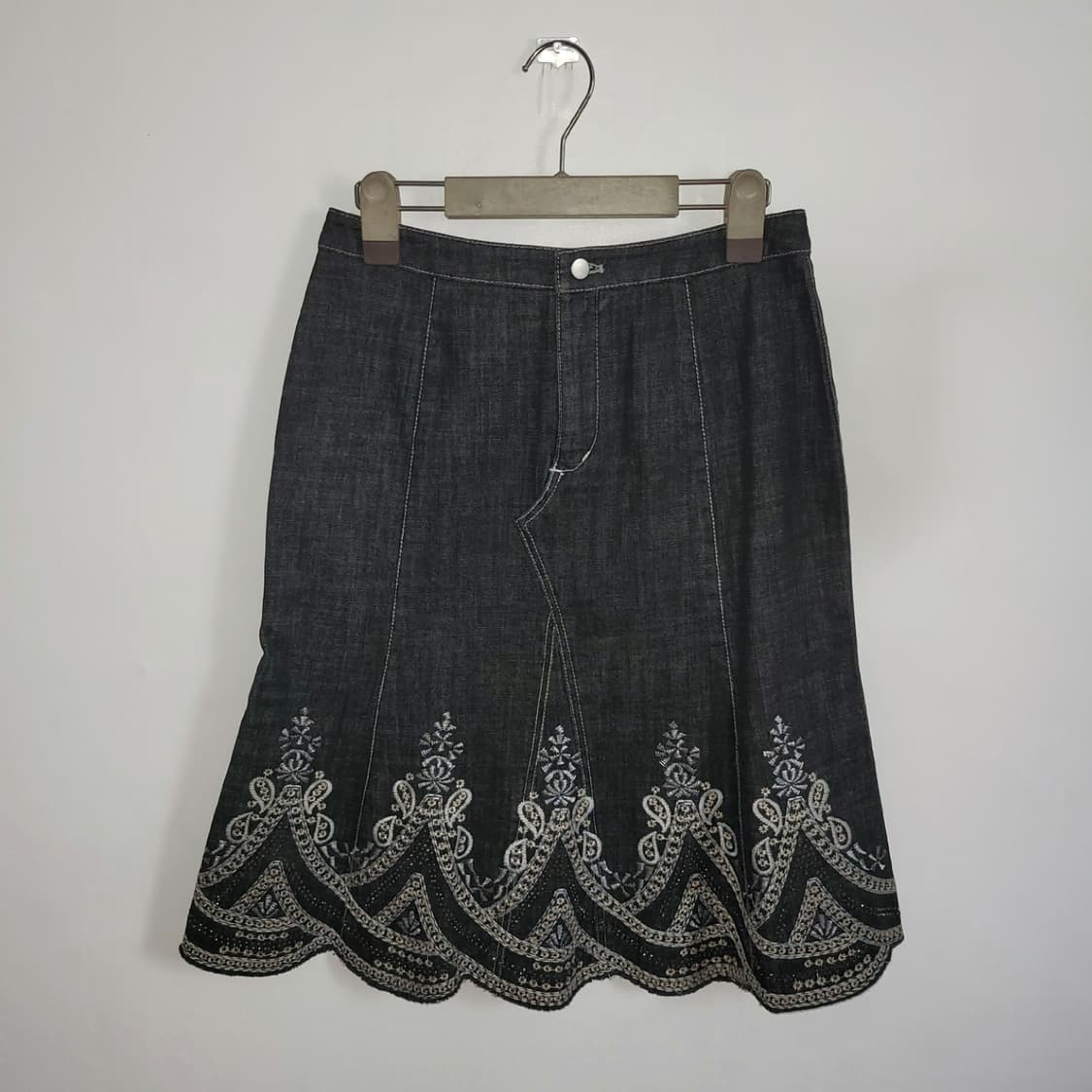 오리엔탈 흑청 자수디테일 미디스커트 상품이미지1