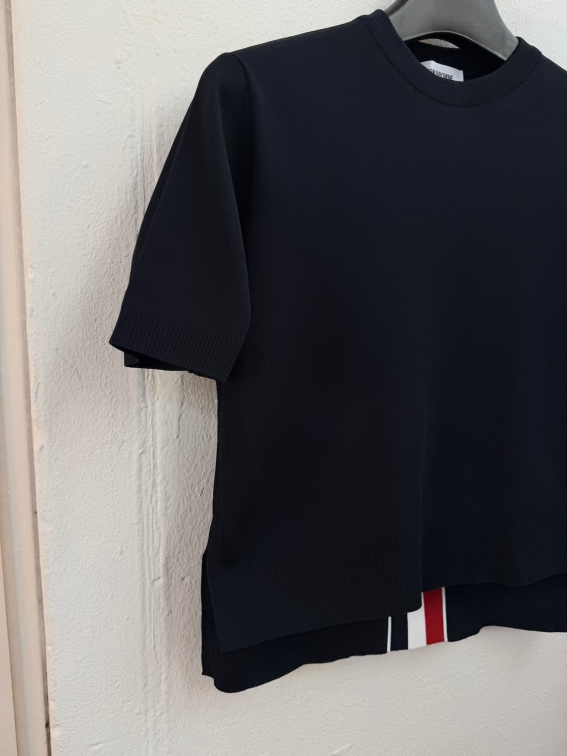 톰 브라운 센터 백 스트라이프 티  상품이미지4