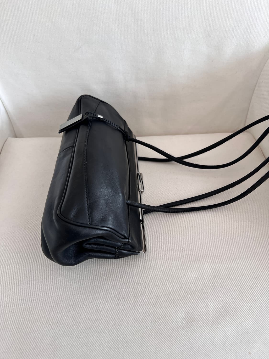 구찌 빈티지 블랙 레더 이스트웨스트 숄더백 상품이미지8