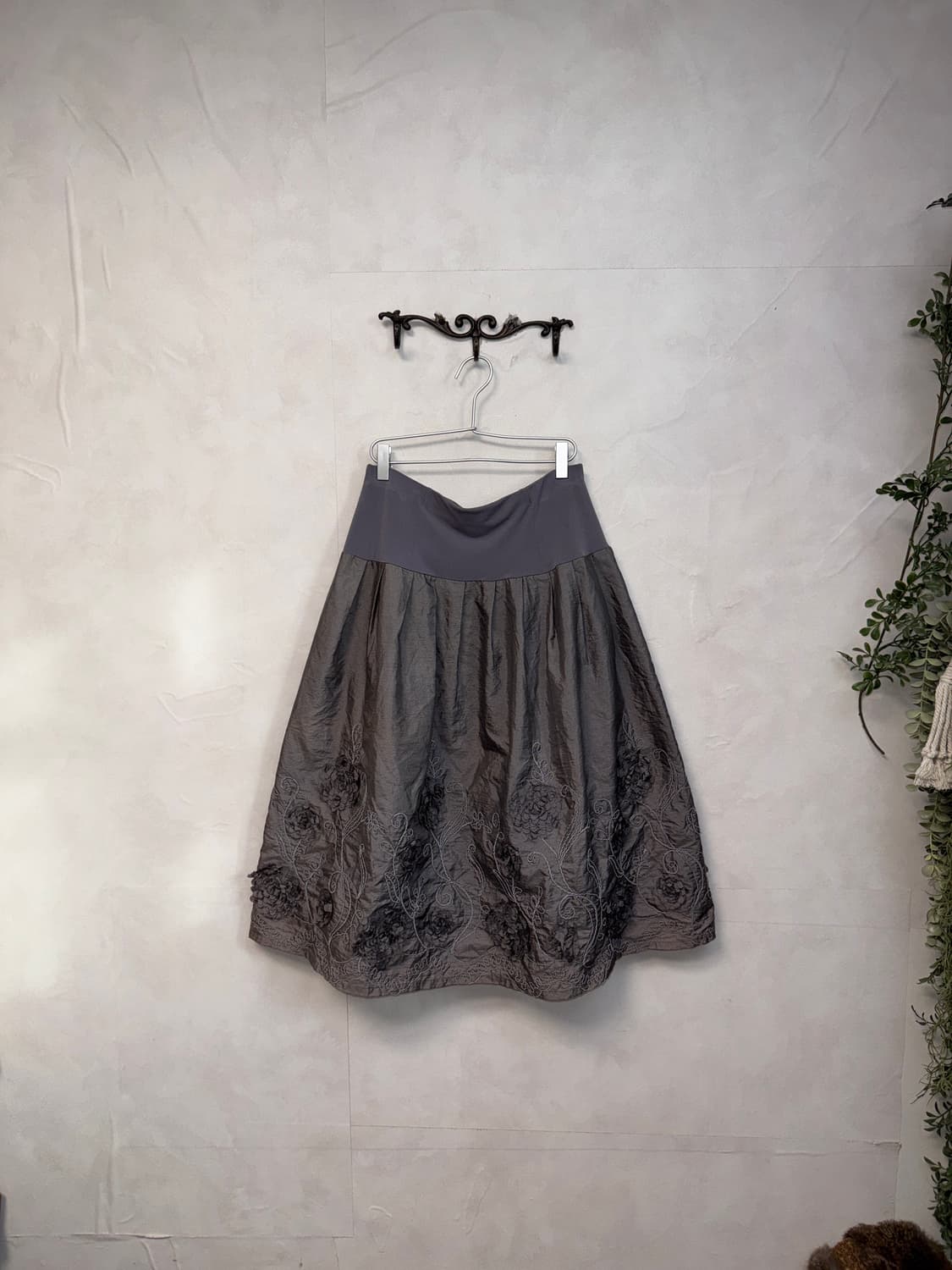 Charcoal satin flower embroidered skirt 상품이미지1