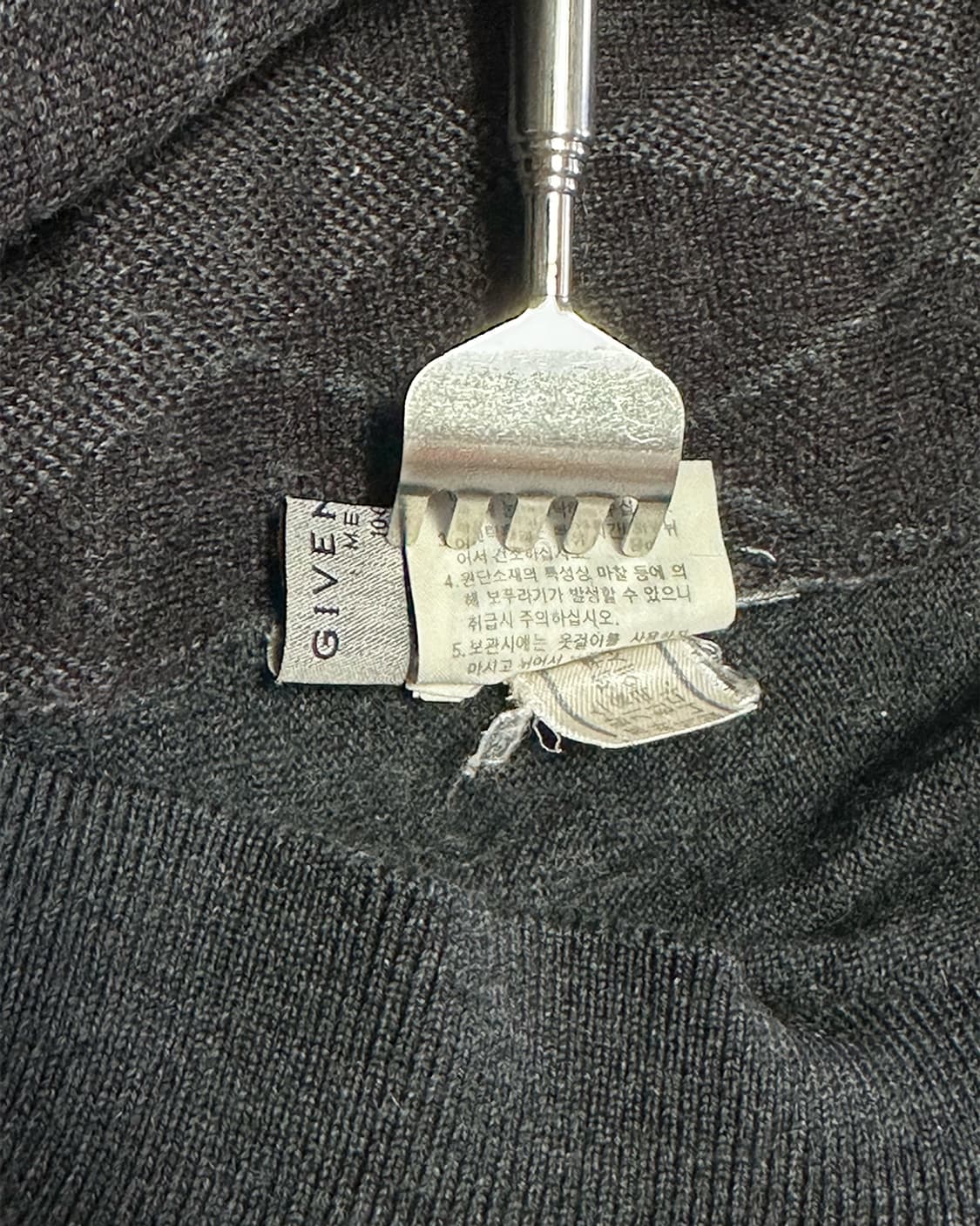 지방시 아가일패턴 반폴라 니트 상품이미지3