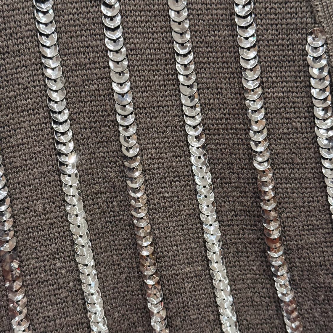 끌로에 울 니트 브이넥 가디건 스팽글 스트라이프 디테일 크롭핏 블랙 상품이미지6