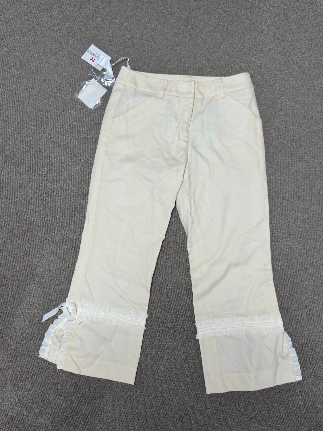 gallery visconti 아이보리 프릴 크롭 팬츠 상품이미지1