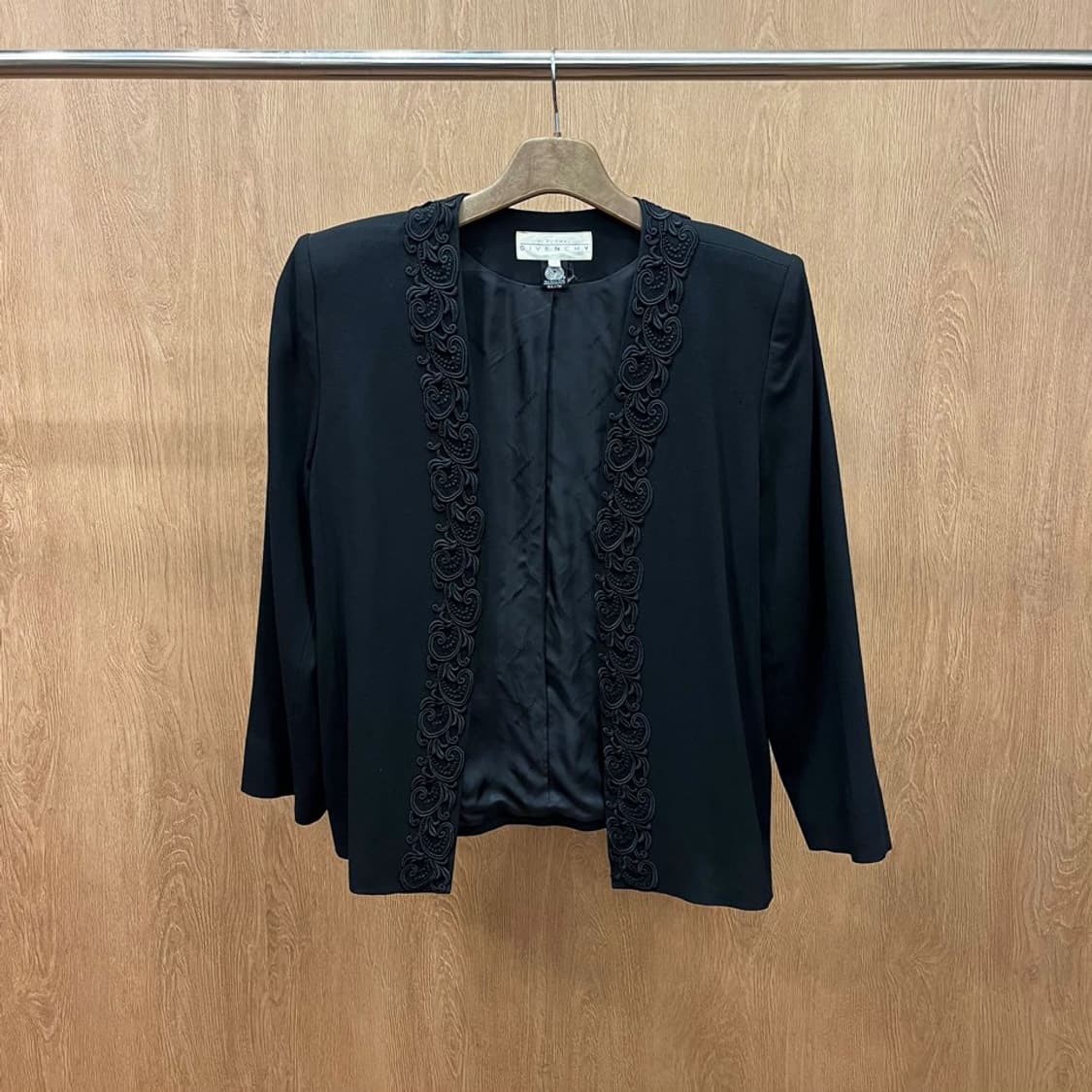 지방시 오픈 프론트 노카라 자켓 입체 자수 트리밍 숄더 패드 디테일 블랙 상품이미지1