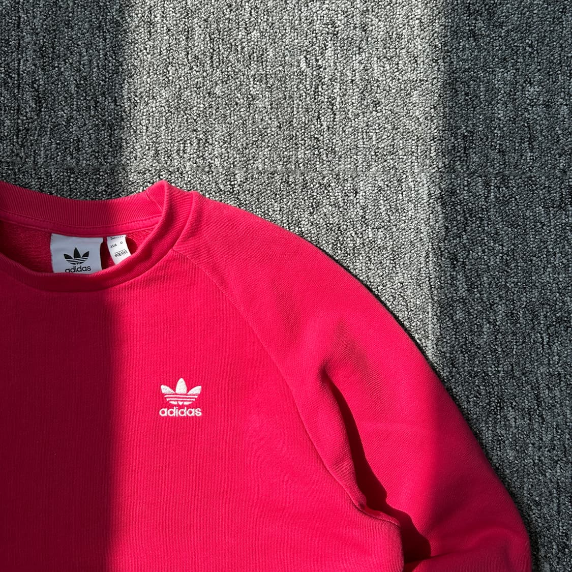 아디다스 핑크 리메이크 크롭 맨투맨 상품이미지2