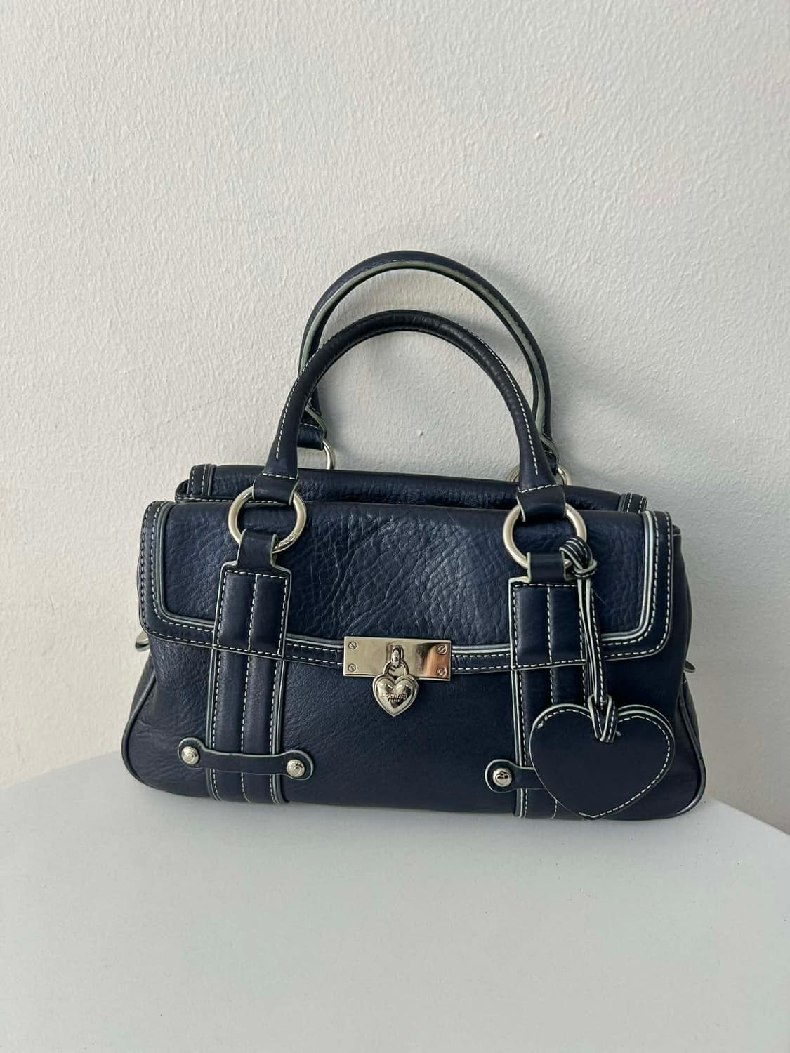 러브캣 하트 참 은장 플랩 보스톤 토트백 상품이미지1