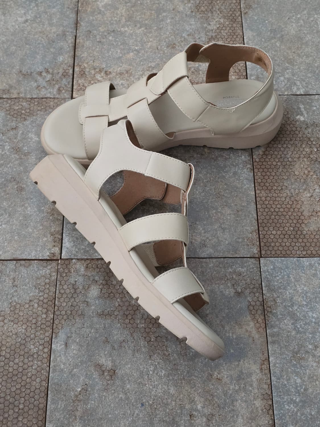 (240)락포트 애비 t 스트랩 샌들 상품이미지4