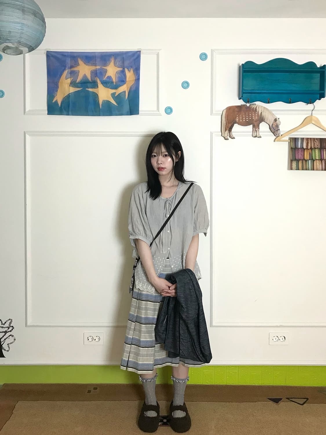 바다를 닮은 스커트 위에 그레이 톤을 얹어 잔잔하게 흐르는 실루엣🌊 상품이미지5