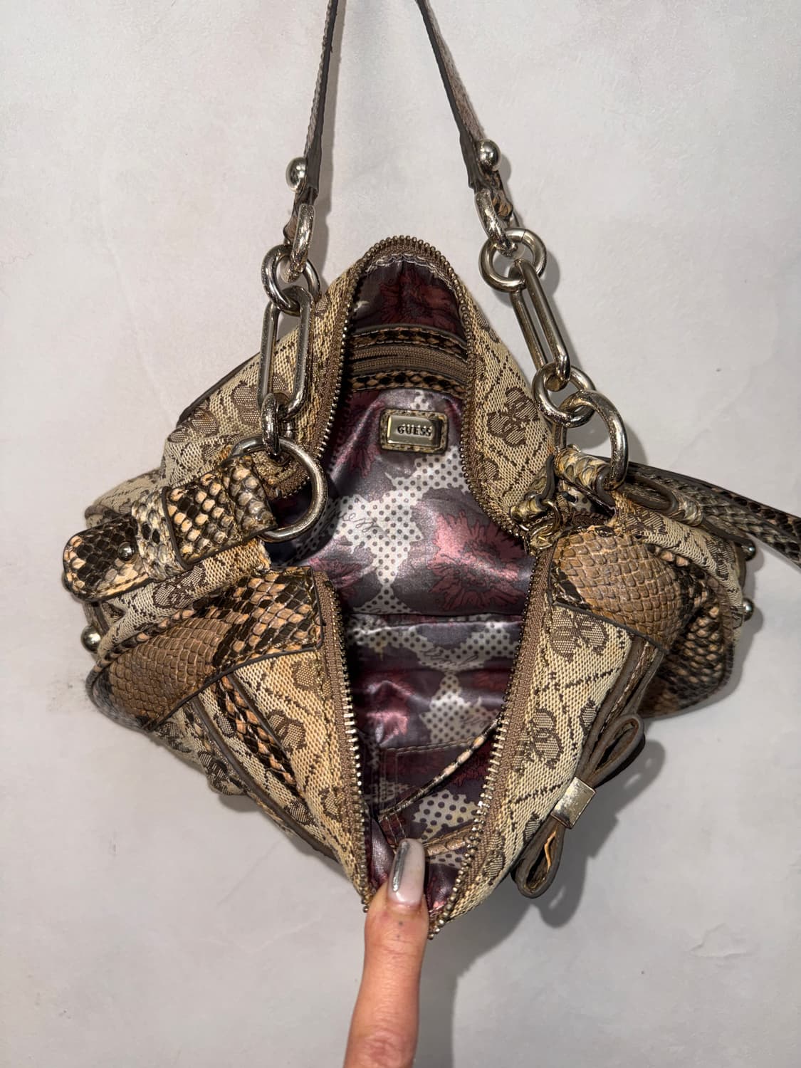 Guess brown logo ribbon buckle 숄더백 상품이미지6