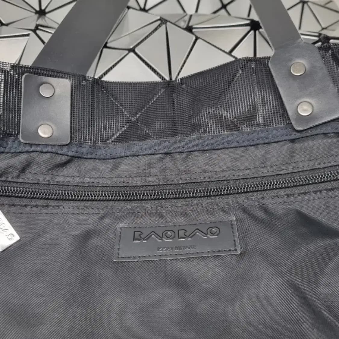 정품 바오바오 이세이미야케 루센트 실버 토트백 상품이미지5