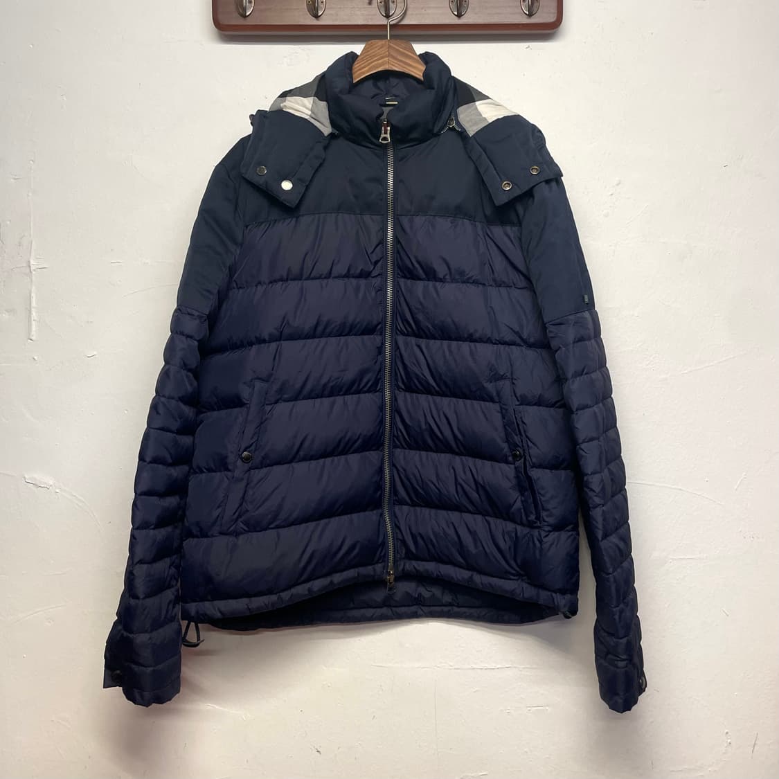 버버리 네이비 구스다운 후디 경량 패딩   상품이미지1