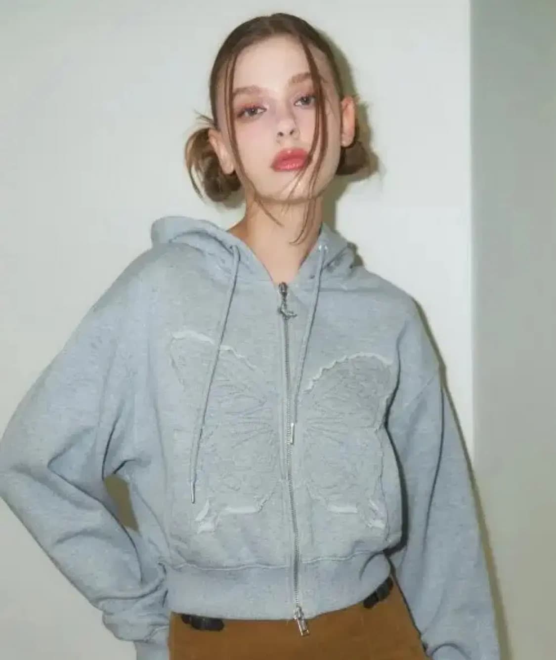 네스티팬시클럽 위즈 패치 크롭 후드 집업 상품이미지1