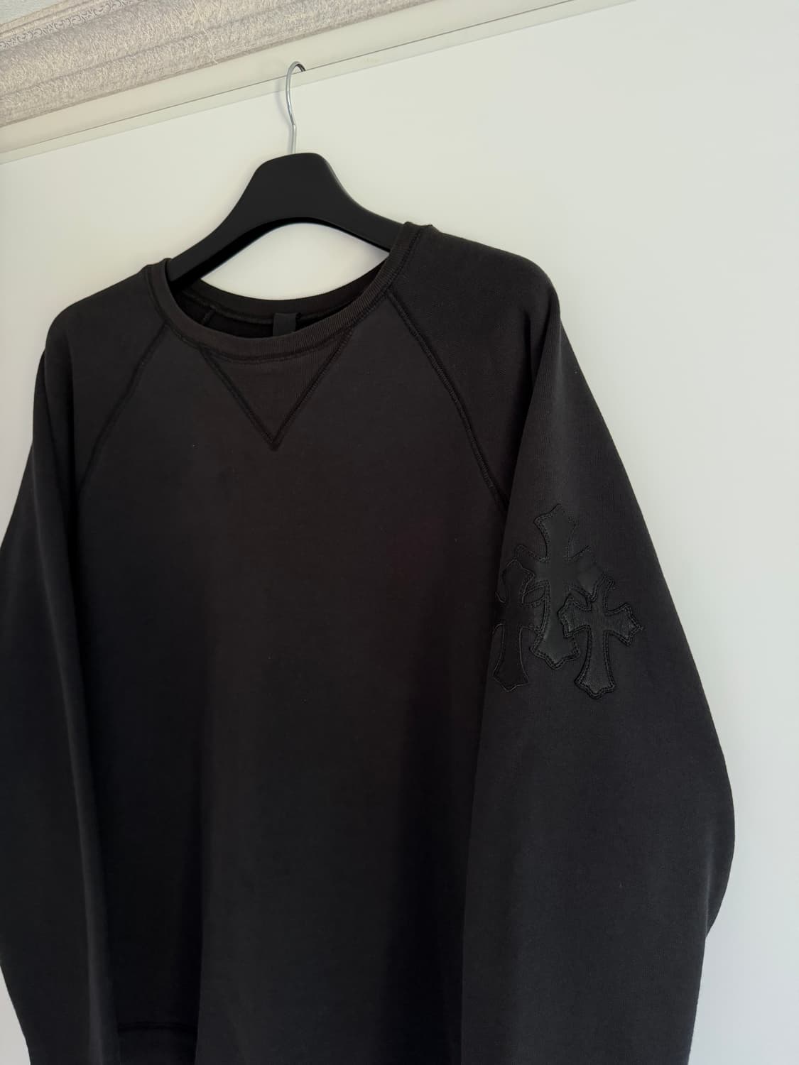 [XL] 크롬하츠 레더 패치 맨투맨 블랙 세메터리 상품이미지3