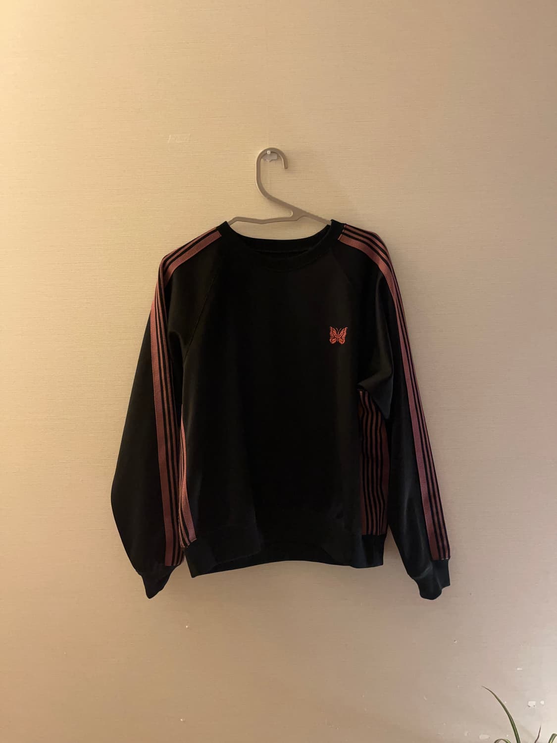 니들스 트랙 크루넥 폴리 스무스 블랙 핑크 상품이미지2