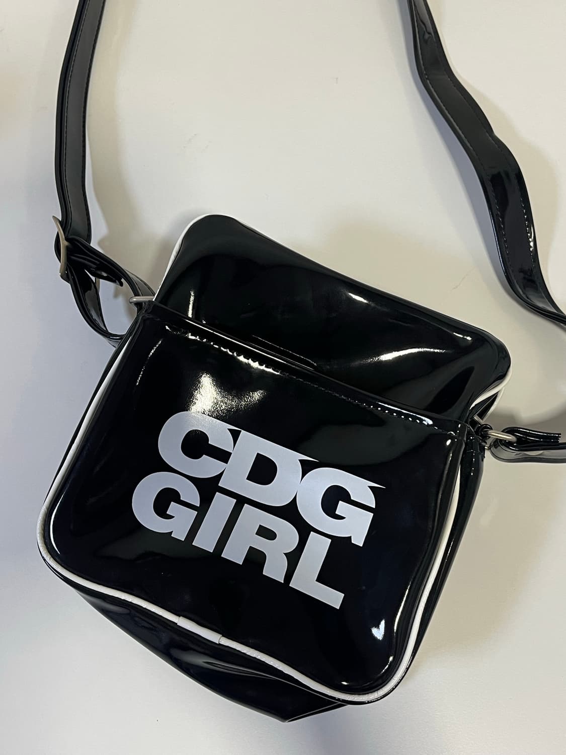 꼼데가르송 걸 에나멜 크로스백 상품이미지2