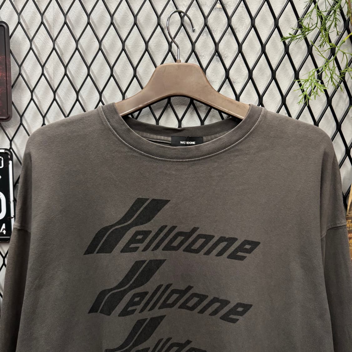 웰던 WE11DONE 롱슬리브 전면 레터링 로고 포인트 차콜 상품이미지3