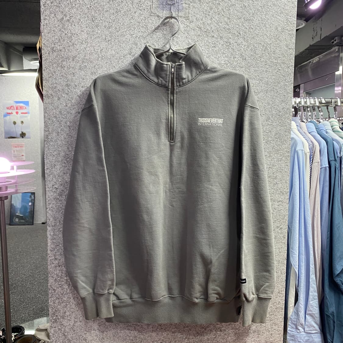 디스이즈네버댓  빅로고 그레이 반집업 맨투맨 B3486 상품이미지2