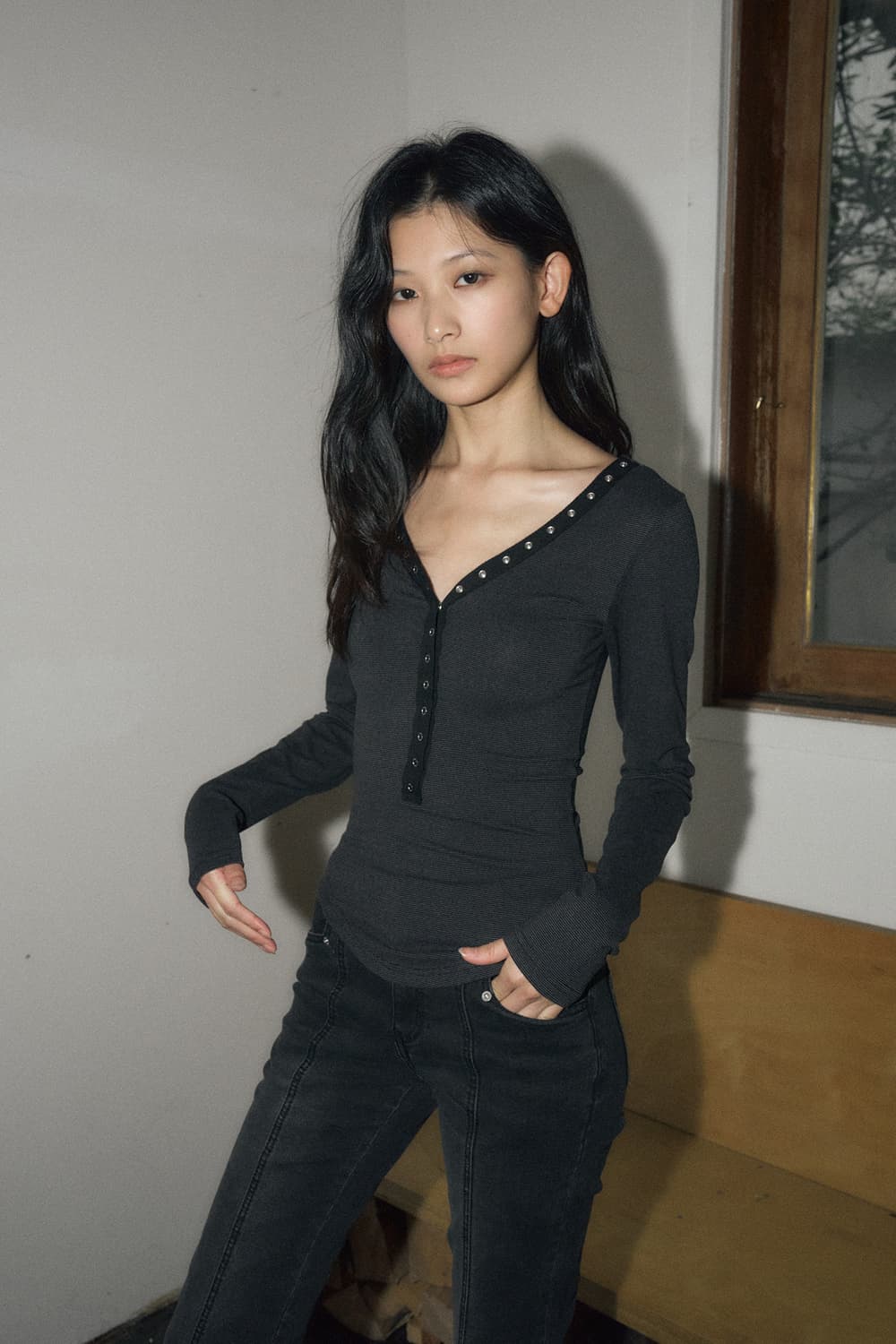 헬레파리스 스냅 네크라인 롱슬리브 틴 블랙 상품이미지2