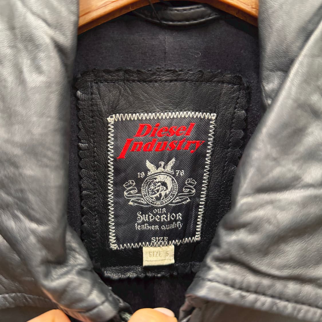 디젤 양가죽 레더 자켓 로고 금속 라벨 소매 지퍼 디테일 레귤러핏 블랙 상품이미지7