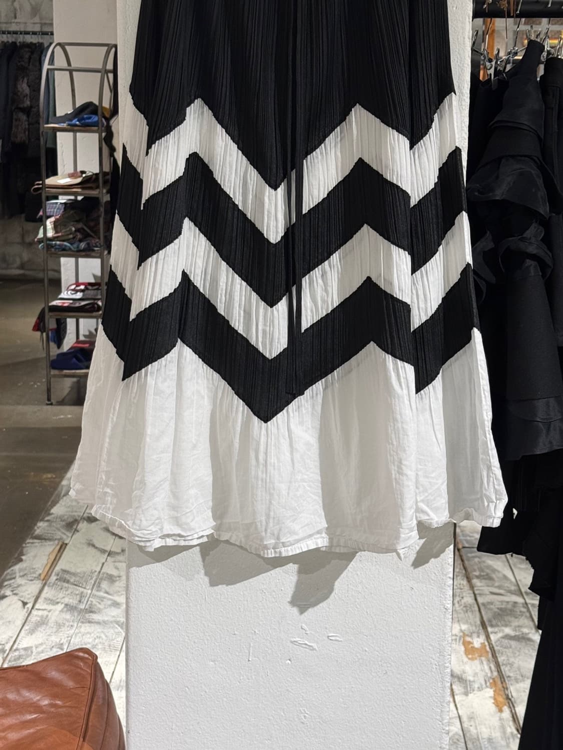 플리츠플리즈 화이트 블랙 플리츠 롱 스커트  상품이미지3