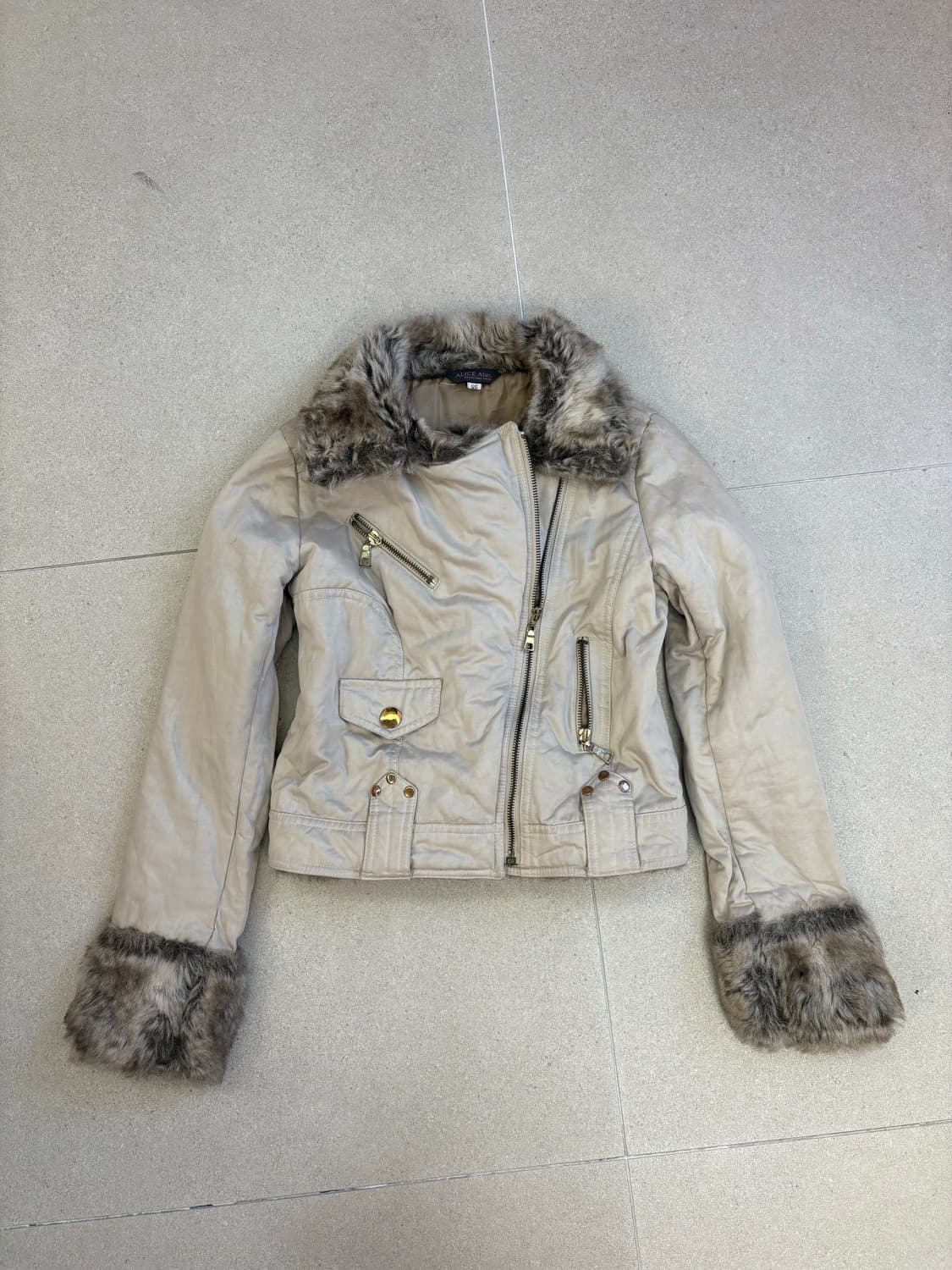 연 베이지 퍼 자켓 상품이미지1