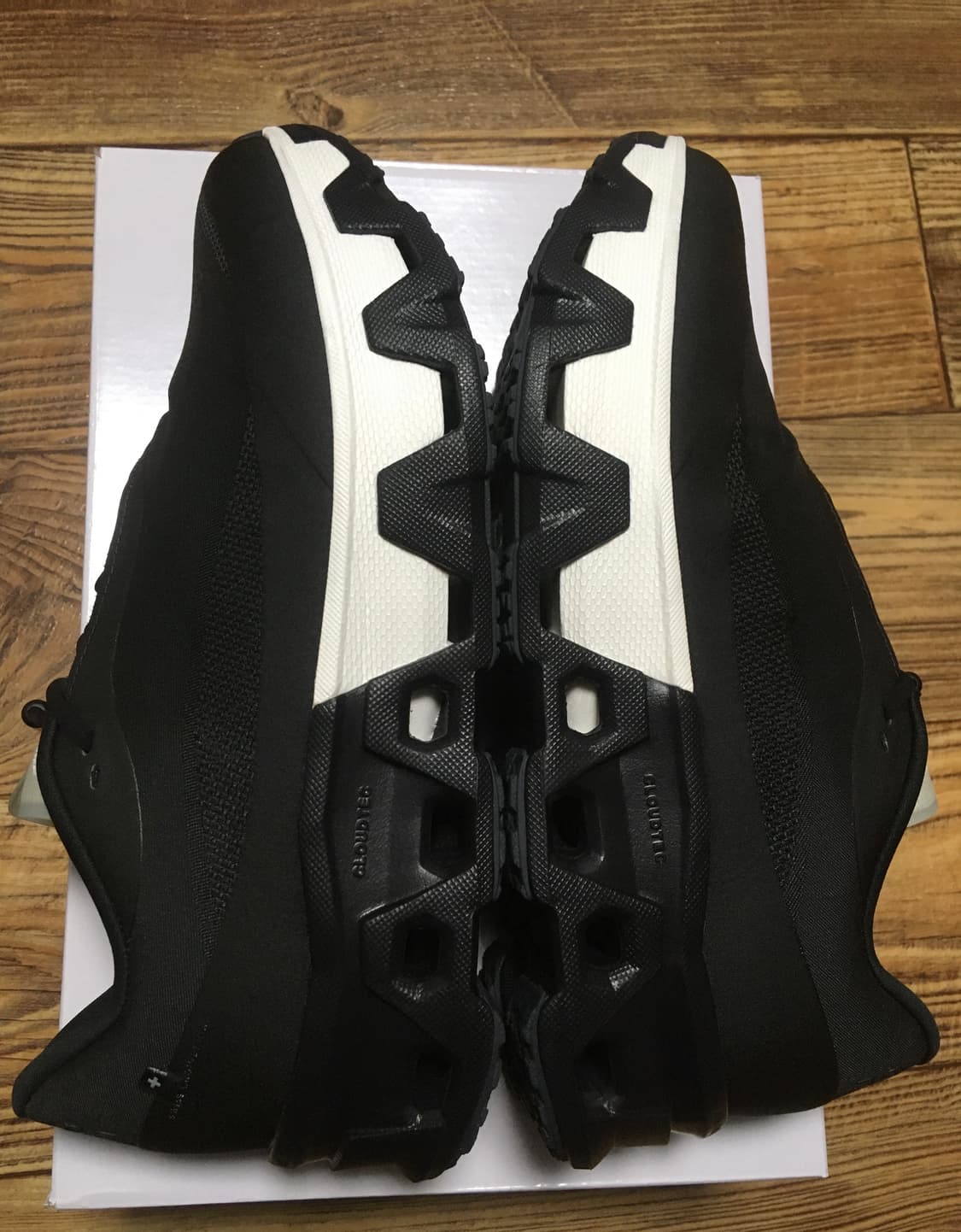 (280)온러닝 파프 클라우드몬스터 하이퍼 블랙 판매합니다 상품이미지5