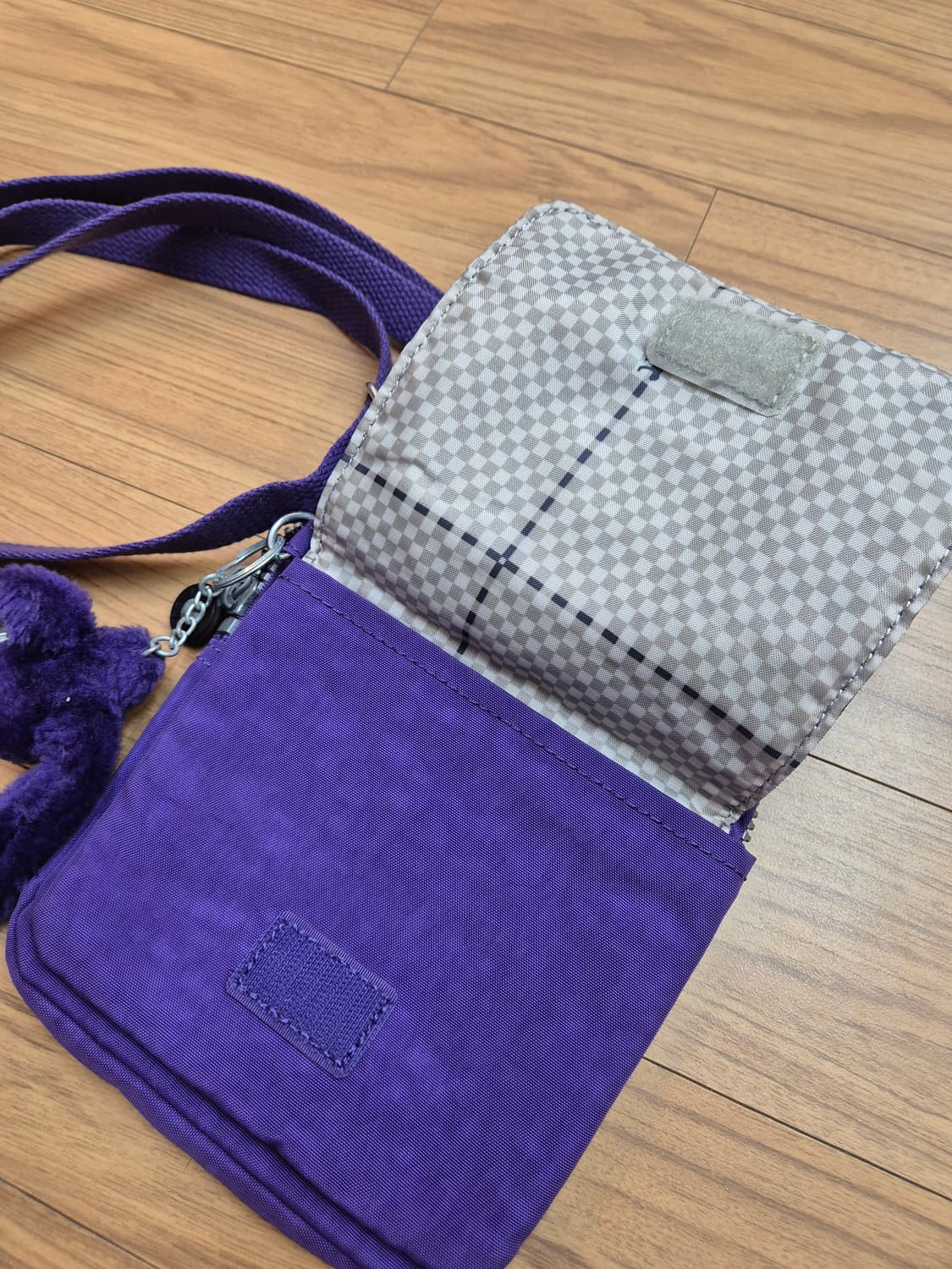 키플링 보라색 크로스백 판매합니다. 가벼운 재질이라 평소에 들고 다니기  상품이미지3