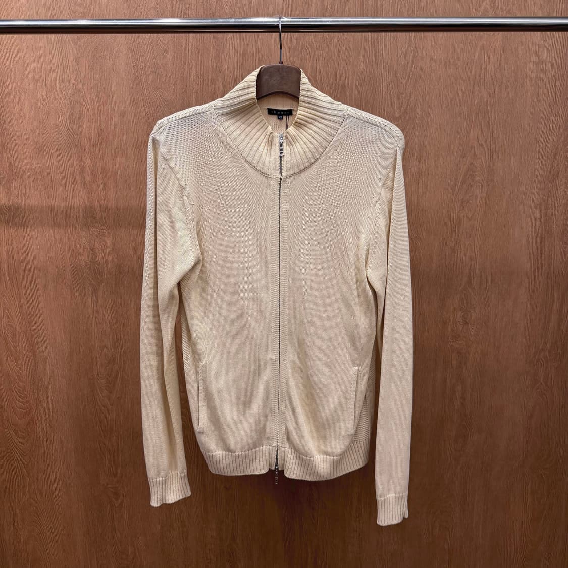 띠어리 하이넥 긴팔 니트 집업 무지 립 넥 디테일 레귤러핏 베이지 상품이미지2