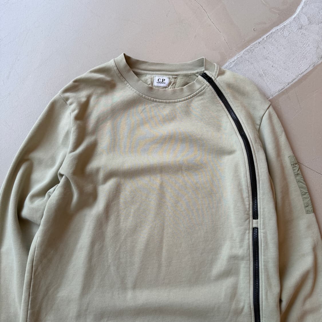 cp컴퍼니 커브드 집업 스웻셔츠 상품이미지4