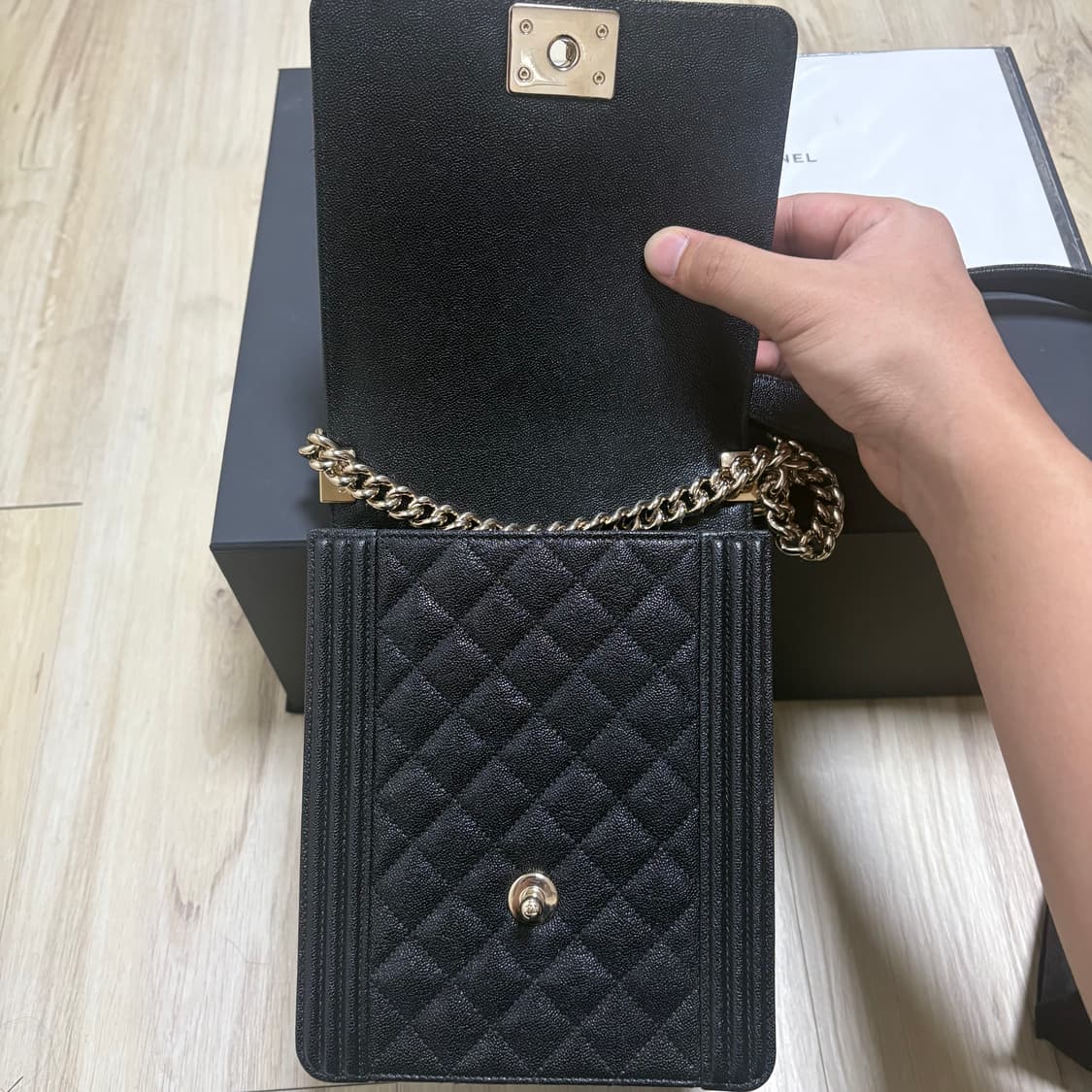 [백화점판/새상품급] 샤넬 캐비어 보이 플랩 사첼 백 상품이미지3