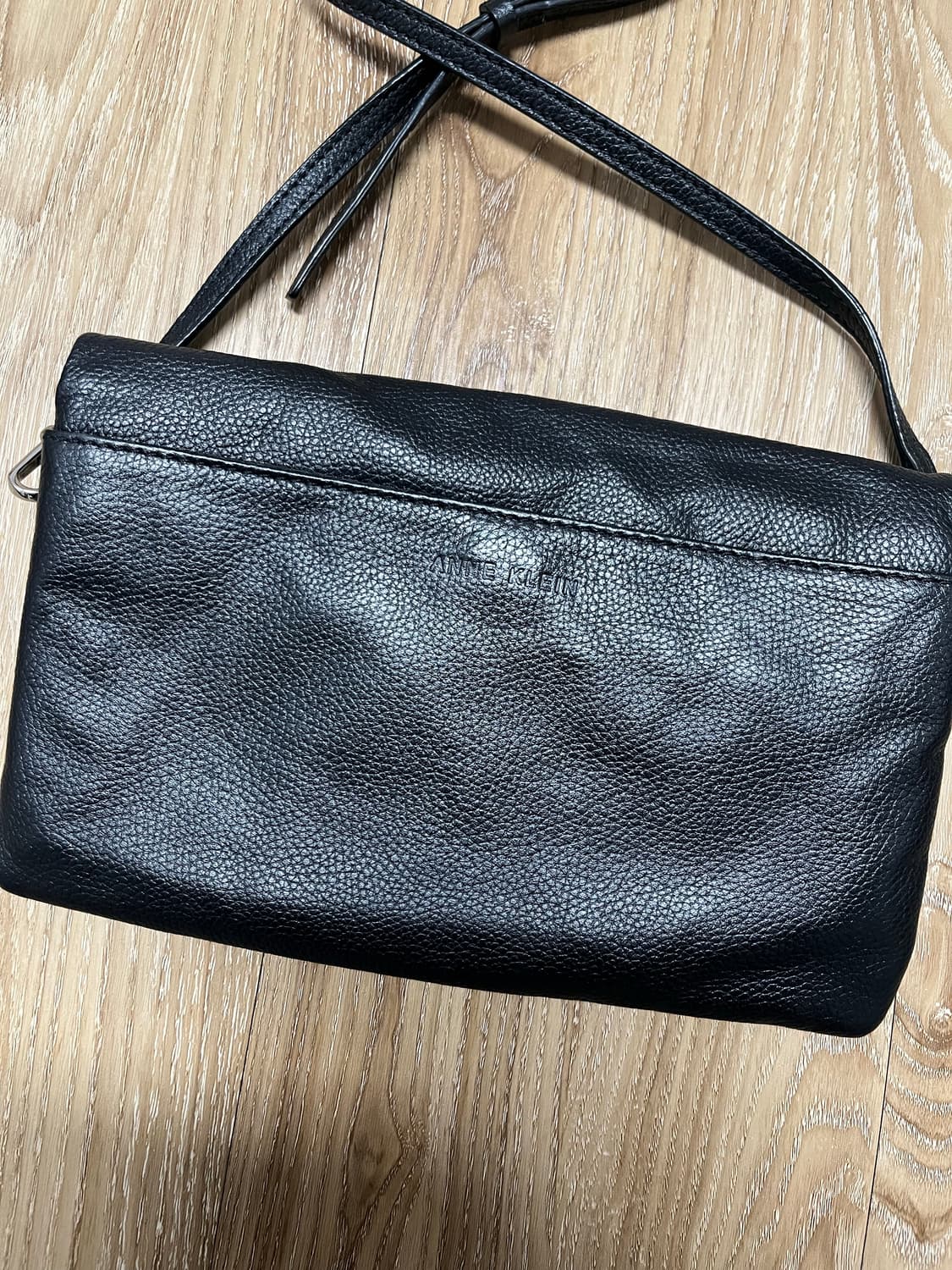 앤 클라인 스터드 소가죽 크로스백 상품이미지5