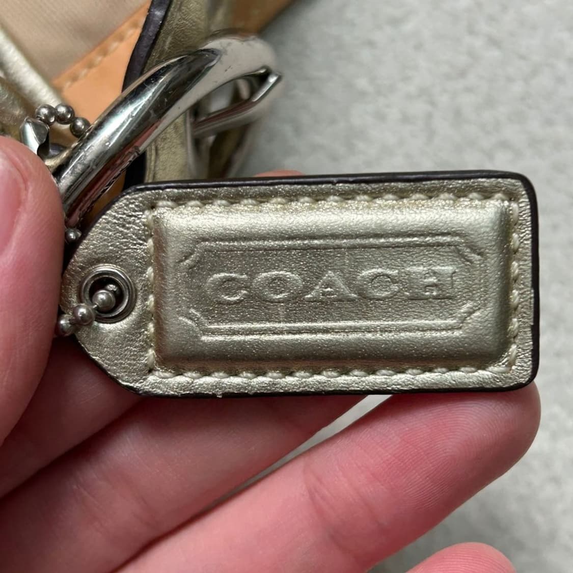 코치 소호 시그니처 C 메탈릭 스몰 플랩 숄더백 상품이미지2