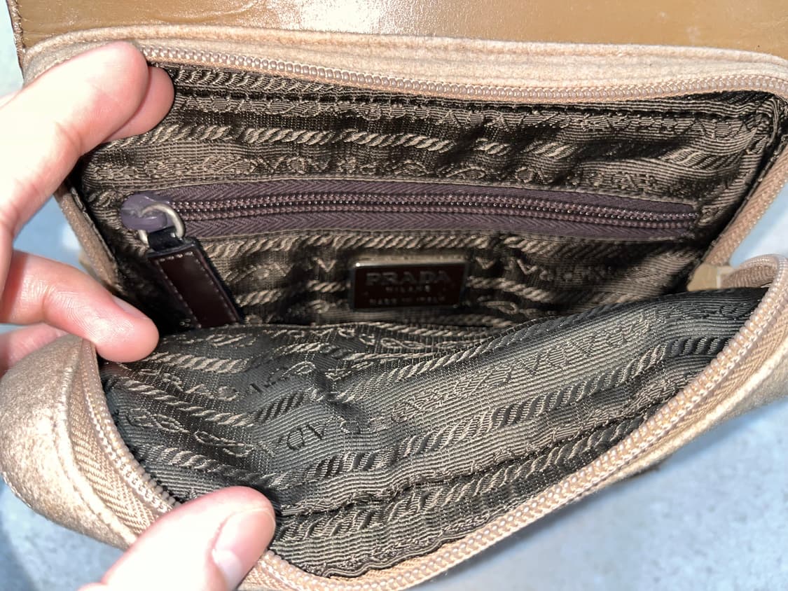 프라다 스웨이드 레더스트랩 크로스백 상품이미지5